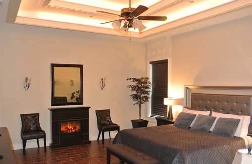 Little Woods House | NEWLY Built/Gated/Luxurious N Upscale/Spacious 3,000 Sqft/Kingsizes/2 Living Rm.