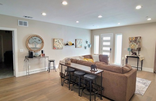 Folsom House | Newly built Gorgeous Guest house with private entrance