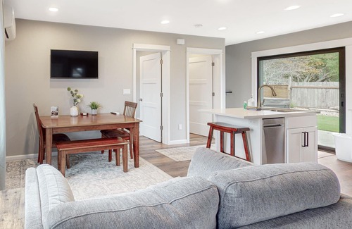 Florence House | Newly built home with hot tub & great backyard - walk to the river, Old Town