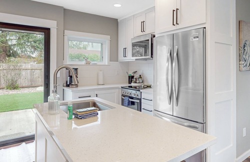 Florence House | Newly built home with hot tub & great backyard - walk to the river, Old Town