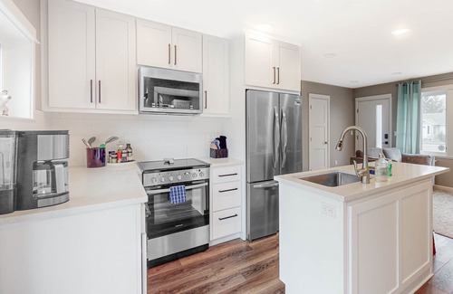 Florence House | Newly built home with hot tub & great backyard - walk to the river, Old Town