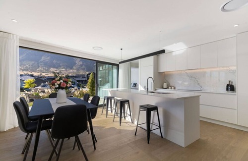 Kawarau Falls House | Newly built, mountain view and 5 minute drive to Remarkables ski field