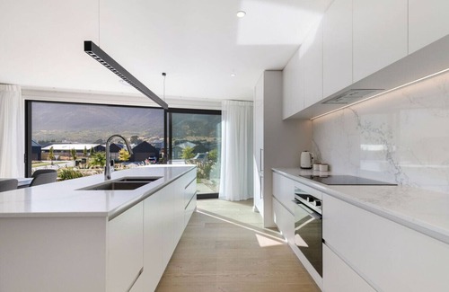 Kawarau Falls House | Newly built, mountain view and 5 minute drive to Remarkables ski field