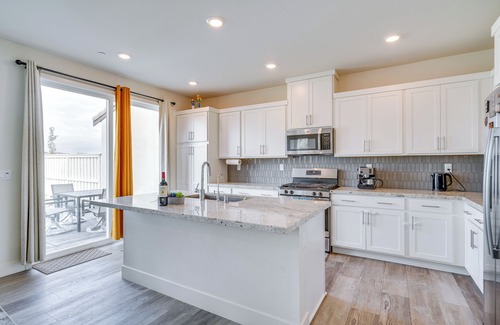 Tracy House | Newly Built Tracy Home w/Backyard + Pool Access!