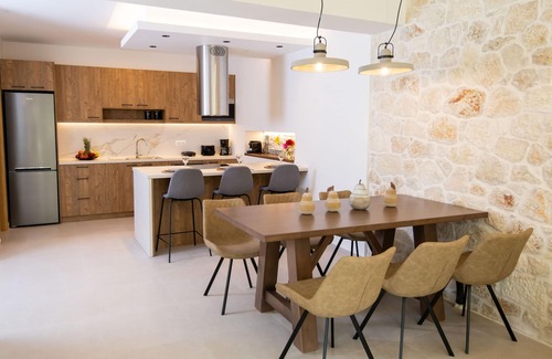 Melidoni Villa | Newly built villa with salted water heated pool & jacuzzi!