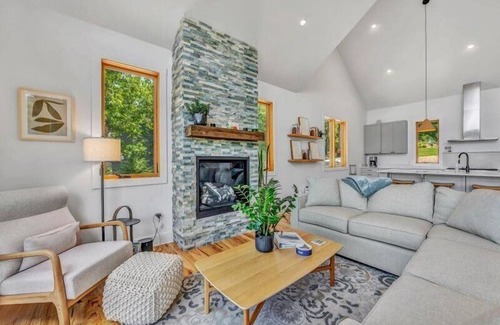 Huddleston House | NEWLY BUILT Waterfront Home on Capewood Drive!