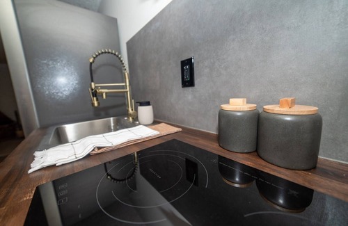 Grandview House | Newly cozy-1Bed Basement Apartment