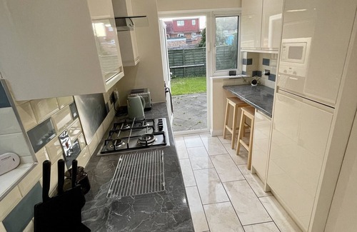Hillingdon House | Newly Decorated 2 bed Ground Floor Garden