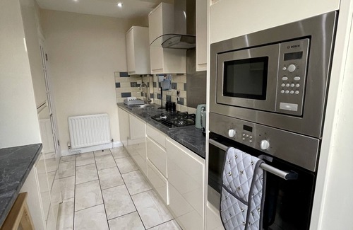 Hillingdon House | Newly Decorated 2 bed Ground Floor Garden