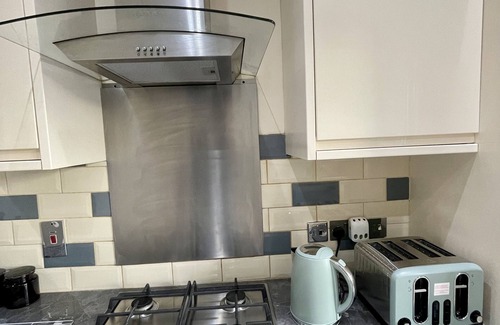 Hillingdon House | Newly Decorated 2 bed Ground Floor Garden