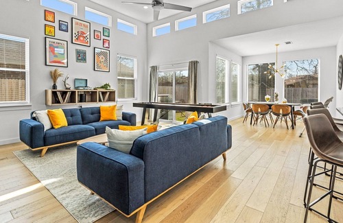 West Dallas House | Newly Designed Modern Home - BBQ, Fire pit & More