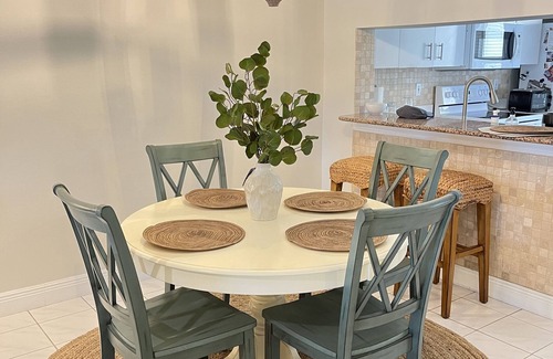 Naples Condo | Newly furnished 2/2+Den 1,315 sq ft condo!