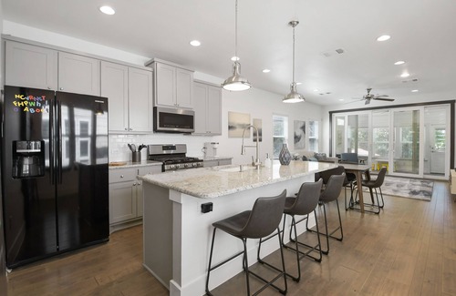 Mahncke Park House | Newly furnished near botanical garden/pearl/downtown - & playspace for the kids!