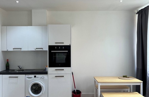 Borehamwood Apartment | Newly furnished studio in Borehamwood