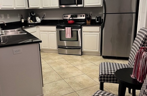 Tuscaloosa Condo | Newly listed, spacious condo for games, parent weekends, all campus visits!