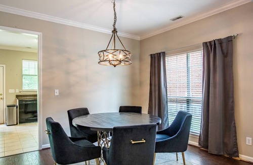 Sand Ridge House | NEWLY LISTED ~ Stylish & Comfy ~ 15min to Downtown