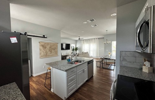 San Antonio House | Newly Modeled Family-Sized Condo 5 mins away from Downtown San Antonio!