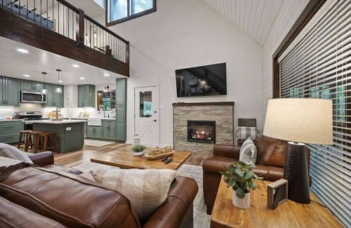 Broken Bow Cabin | Newly Redecorated Deer Valley Cabin Features Secluded Hot Tub and Campfire by Redawning