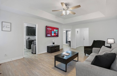 Clarksville House | ✨ Newly refreshed ranch home with a cozy fireplace, game room, and large fenced backyard. Recently updated with fresh paint and new flooring. Just 1min to Wilma Rudolph Events Center, 7-min to F&M Bank Arena, and 45-min to Nashville. 🏡🎮 Book now!