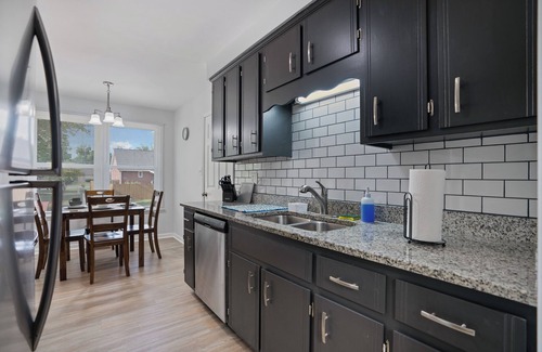 Clarksville House | ✨ Newly refreshed ranch home with a cozy fireplace, game room, and large fenced backyard. Recently updated with fresh paint and new flooring. Just 1min to Wilma Rudolph Events Center, 7-min to F&M Bank Arena, and 45-min to Nashville. 🏡🎮 Book now!