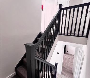 Livingston Apartment | Newly refurbed 3 bed home 15mins to Edin city
