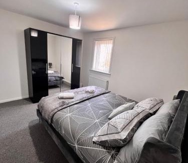 Livingston Apartment | Newly refurbed 3 bed home 15mins to Edin city