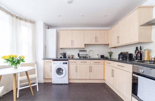 Stratford House | Newly refurbished House - Stratford - w/Parking