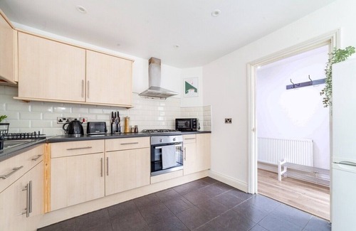 Stratford House | Newly refurbished House - Stratford - w/Parking