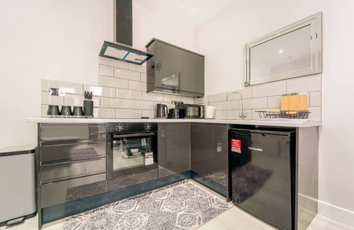 Newbury Apartment | Newly Refurbished 2 Bedroom Flat Near Train Station in Seven Kings/london
