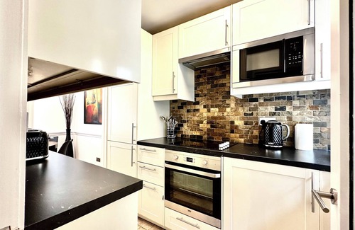 Clapham Apartment | Newly Refurbished 3 bed flat , free parking