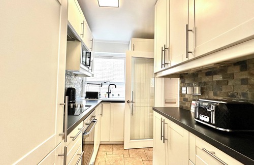 Clapham Apartment | Newly Refurbished 3 bed flat , free parking
