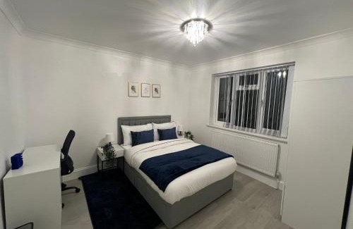 Luton Apartment | Newly Refurbished - Affordable Four Bedroom Semi-Detached House Near Luton Airport and Luton Hospital