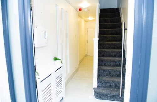 Luton Apartment | Newly Refurbished - Affordable Four Bedroom Semi-Detached House Near Luton Airport and Luton Hospital