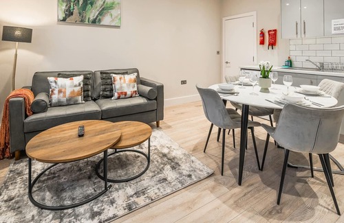 Rushmoor District Apartment | Newly Refurbished Cosy APT for Families/Contractors