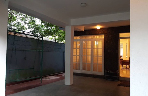 Sri Jayawardenepura Kotte Villa | Newly refurbished luxury Lodge in a calm tree-lined, upper-class neighborhood