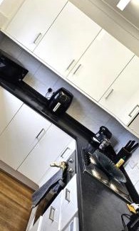 Slough Apartment | Newly refurbished near Windsor Maidenhead and Reading 20 minutes train to London with parking