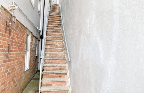 Torquay City Centre Apartment | Newly refurbished Spacious one bed pet friendly apartment with terrace