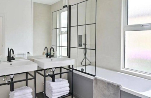 Earlsfield Apartment | Newly refurbished, stylish 3BD in Wandsworth