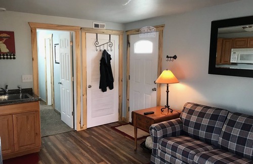 Colorado Springs Cottage | Newly Remodeled Pet Friendly Cottage