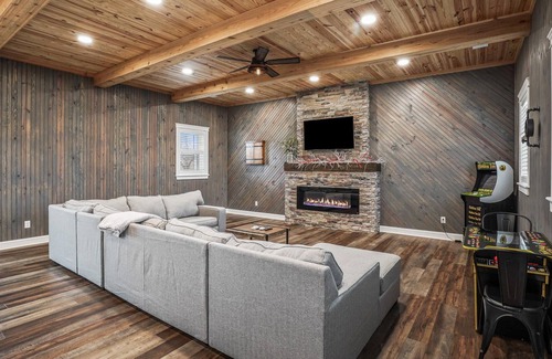 Hallsville Other | Newly remodeled 1822 farmhouse close to Hocking Hills attractions