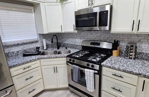 El Paso House | Newly Remodeled 3 B-Room Duplex by UMC/TEXAS TECH