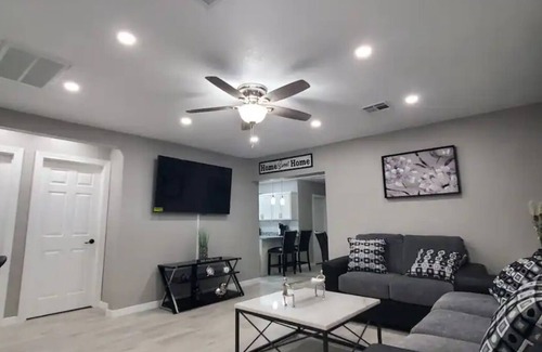 El Paso House | Newly Remodeled 3 B-Room Duplex by UMC/TEXAS TECH