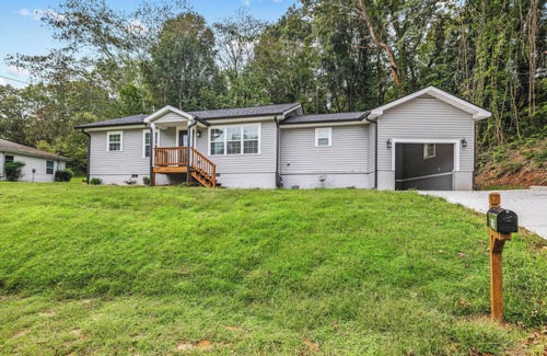 Gainesville House | Newly Remodeled 3 Bedroom Home in The Heart of Gainesville