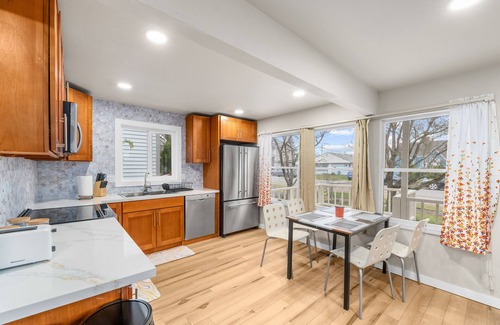 Bryn Mawr-Skyway House | Newly Remodeled 3 King Beds Home - 18 Mins to Airport and DT