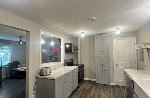 Manhattan House | Newly Remodeled! 3Bed/2Bath house w/bonus adult bunk beds! Close to KSU stadium!