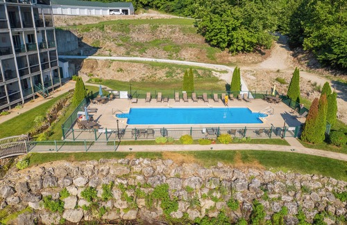 Camdenton Condo | Newly remodeled 4BDR/3BA modern condo with 12x28 BOAT SLIP