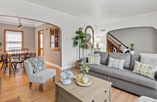 Milwaukee Apartment | ⁂Newly Remodeled ⁂ 65"TVParking⁂King⁂2B/1B⁂W/D⁂
