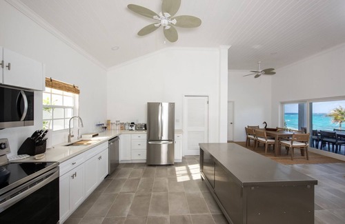 Double Bay House | Newly Remodeled Beachfront House on Pink-Sand Double Bay Beach