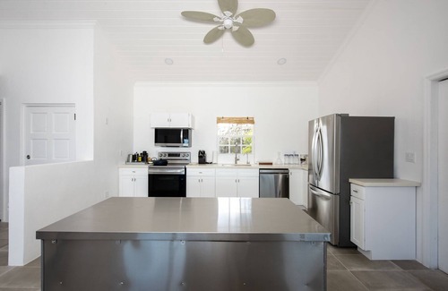 Double Bay House | Newly Remodeled Beachfront House on Pink-Sand Double Bay Beach