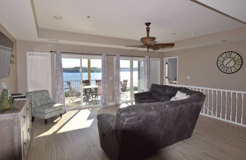 Lakeland Condo | Newly Remodeled -Beautifully Decorated - Spacious Water Front 4 Bdrm & 4 Bath